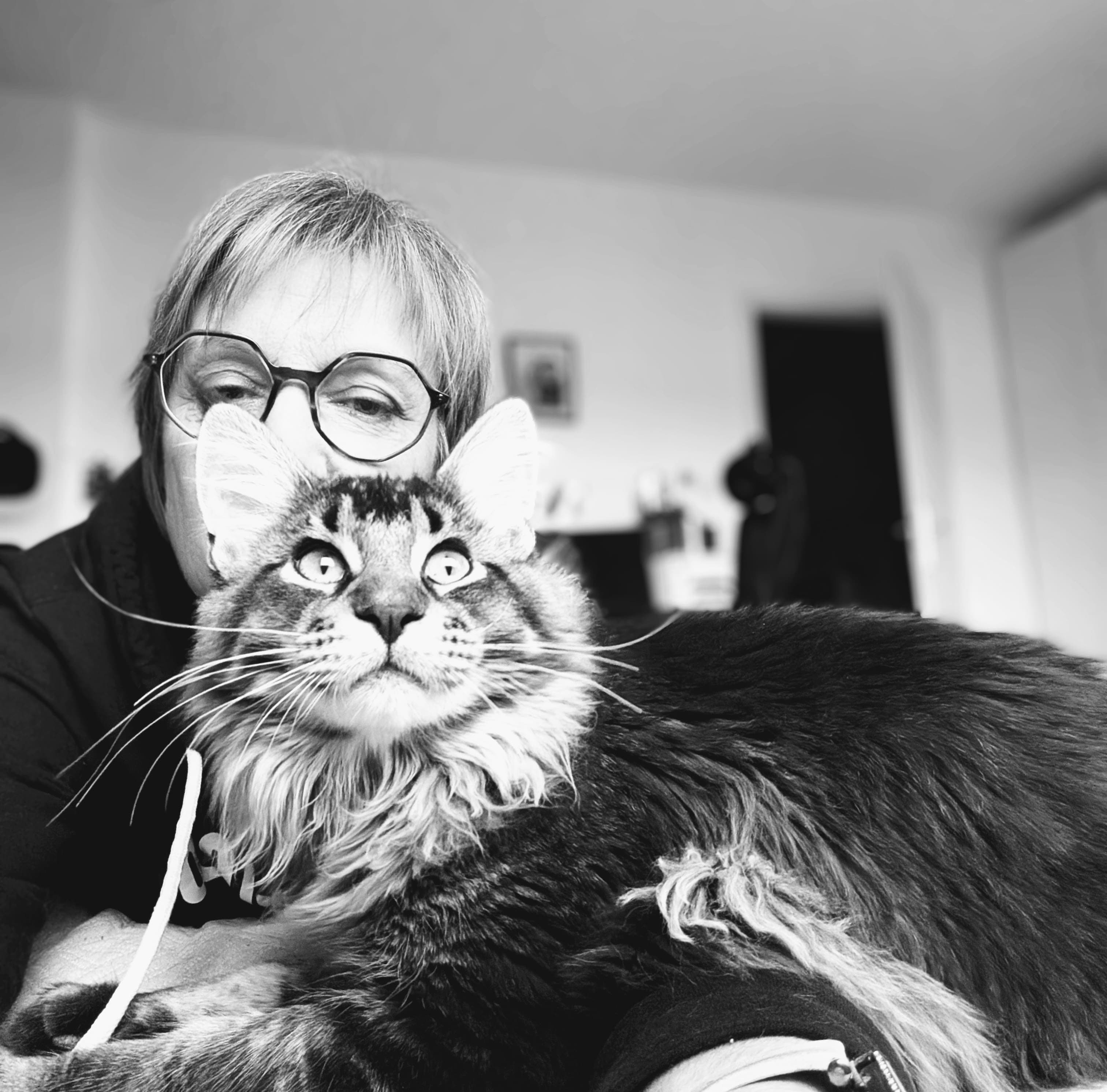 Nathalie avec son chat Alfy
